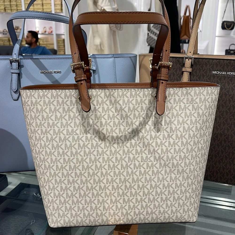MICHAEL KORS JET SET TRAVEL MEDIUM DOUBLE POCKET TOTE 
VANILLA SIGNATURE NWT - Picture 15 of 16